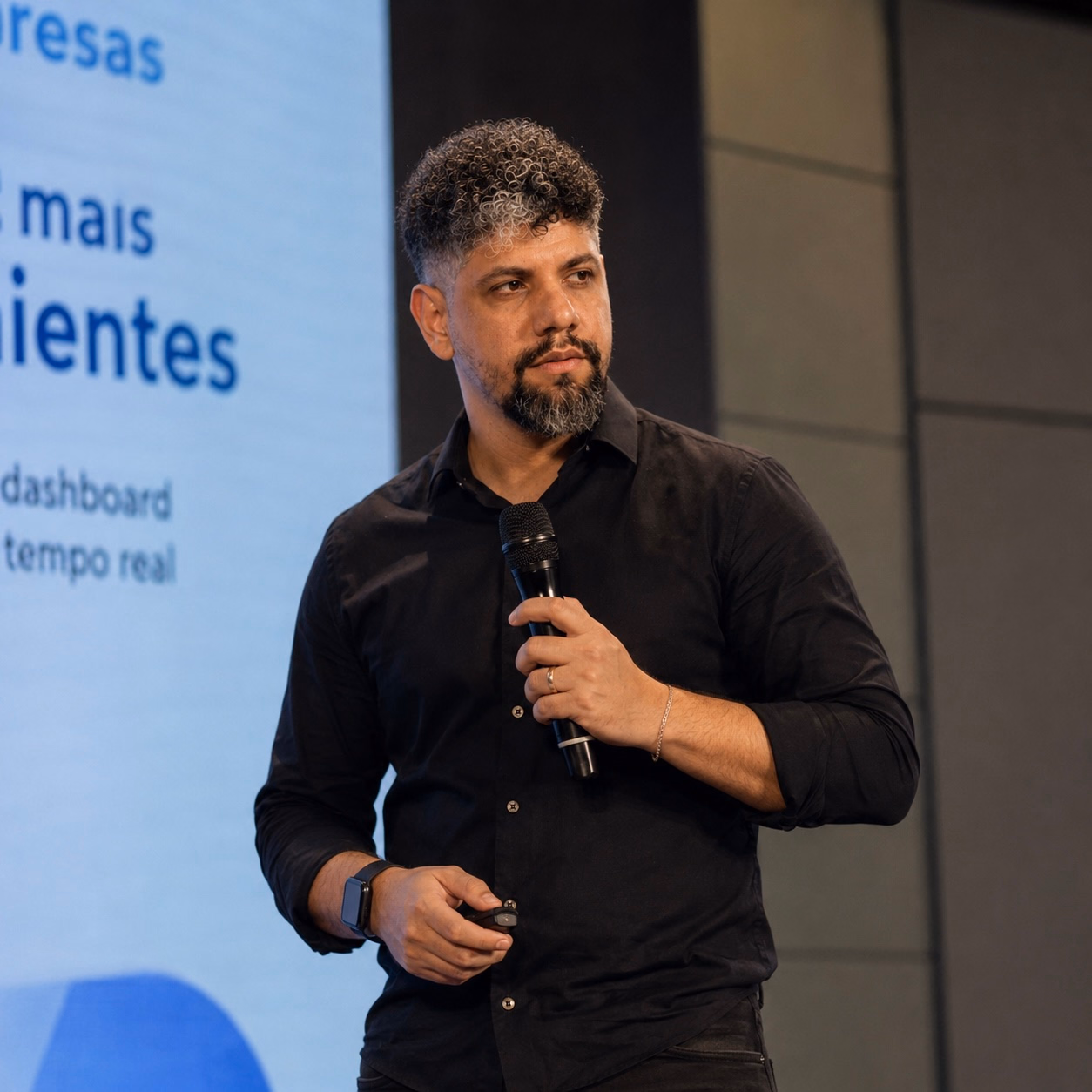 Leandro Costa presenting to an audience in a professional setting